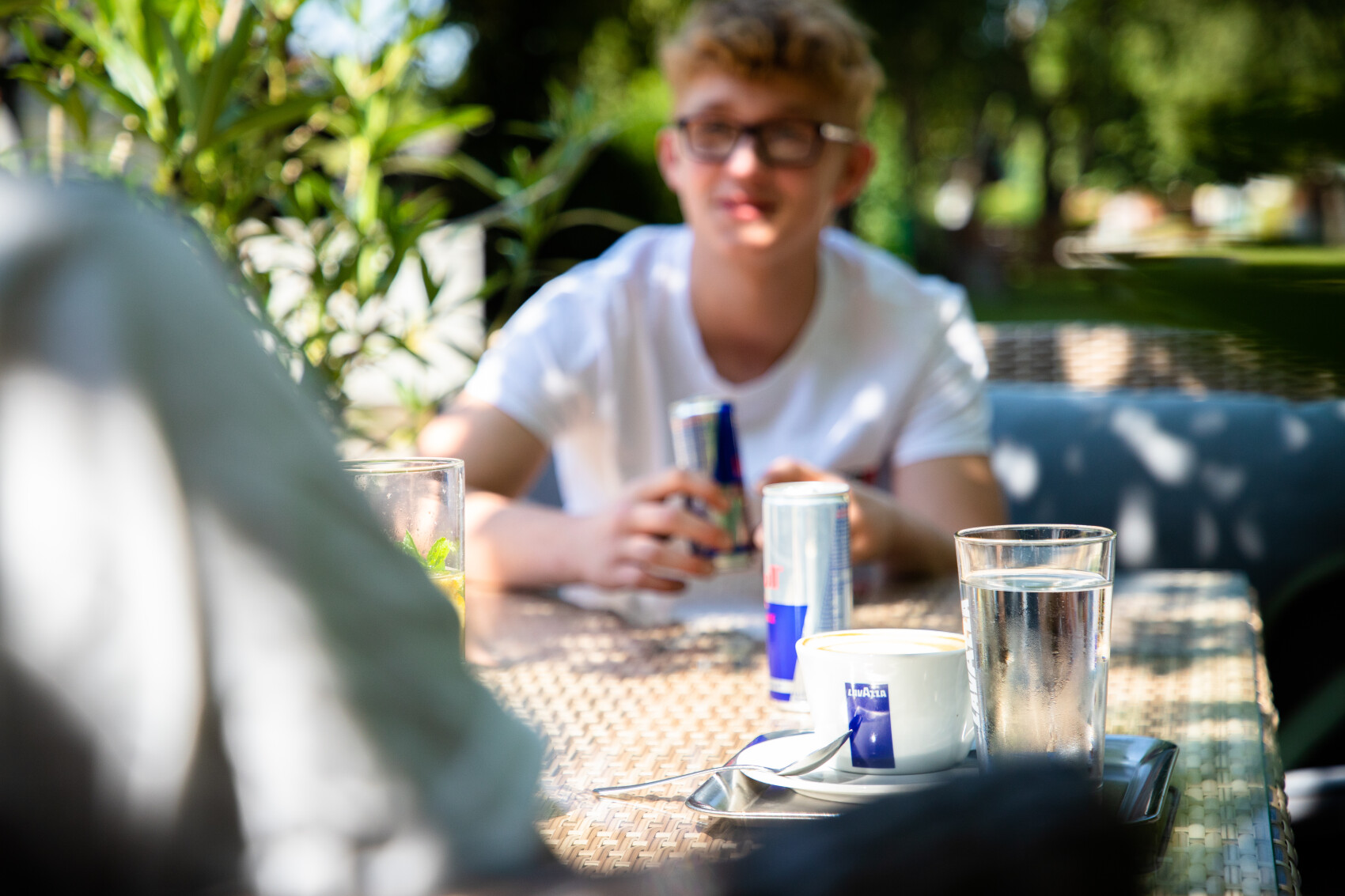 Kaffee und Getränke im Gastgarten